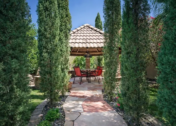 Calm Desert Oasis, Heated Pool, Game Holiday home *