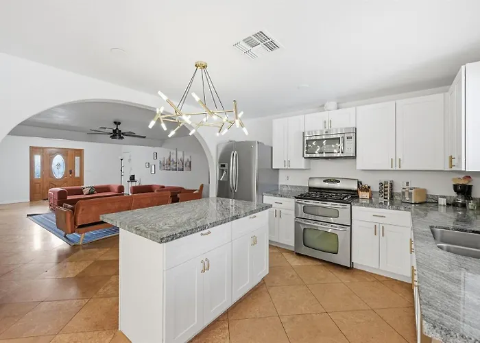 Calm Desert Oasis, Heated Pool, Game Holiday home
