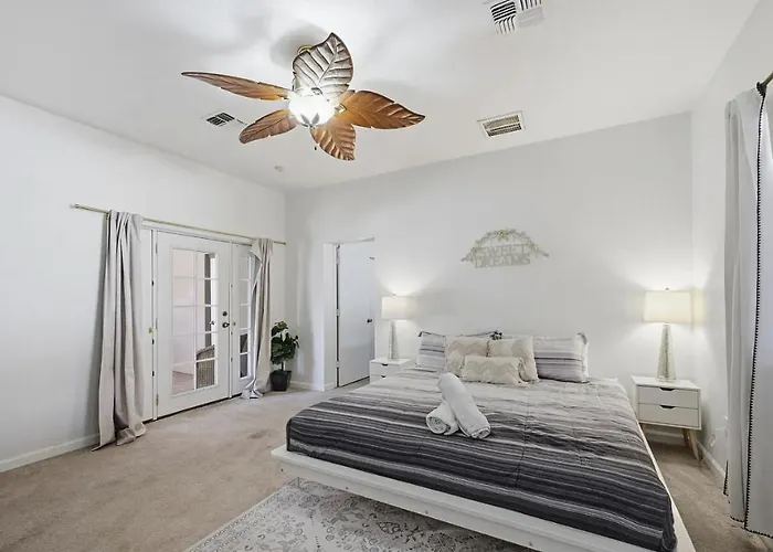 Calm Desert Oasis, Heated Pool, Game Holiday home *